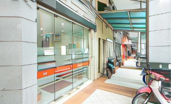 OYO 89717 Budget Star Hotel