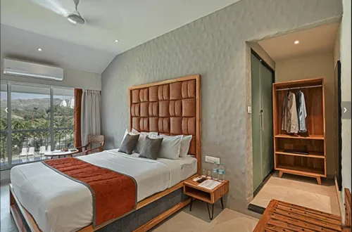 메리타스 어도어 리조트 로나발라