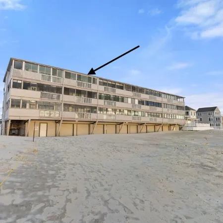 • Oceanside condo ON Hampton Beach •