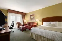 Embassy Suites by Hilton Greensboro Airport Hotels in der Nähe von Tanger Family Bicentennial Garden