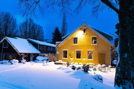 Kronen Gaard Hotel Отели в г. Саннес