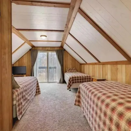 3-story Cabin in the Woods! Lake Harmony, 5BR, Firepit, Game Room, Wi-Fi, Deck