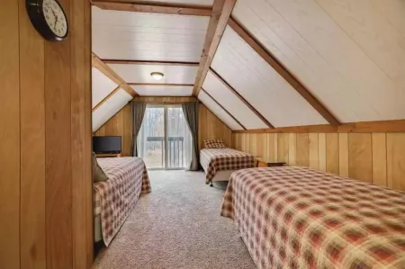 3-story Cabin in the Woods! Lake Harmony, 5BR, Firepit, Game Room, Wi-Fi, Deck