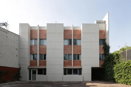 Apartamentos West End Отели рядом с достопримечательностью «University Center of Art Architecture and Design»