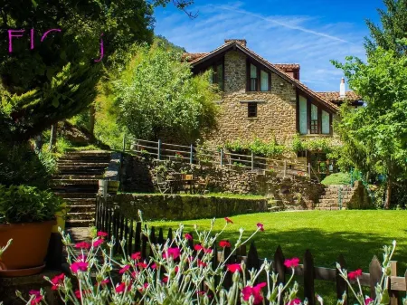 Viviendas Rurales El Covaju Отели в г. Потес