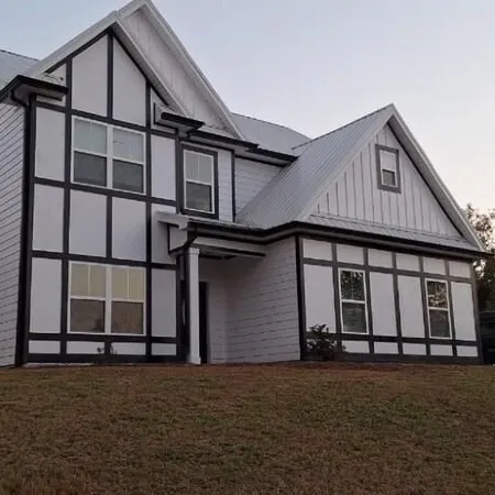 Lovely 4-bedroom/3 bathroom house in Newnan with AC, WiFi.