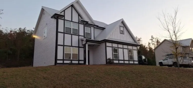 Lovely 4-bedroom/3 bathroom house in Newnan with AC, WiFi.