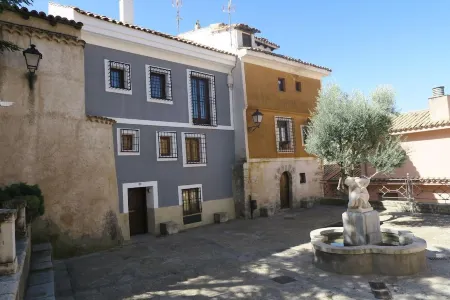 Mirandoacuenca tourist apartment is next to the Cathedral and the Hanging Houses