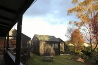 Hugo & Carters Backpackers & Motel Hotels near Huria Marae
