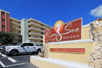 Oceanfront condo with AC, access to pool, hot tub & grill - snowbird-friendly