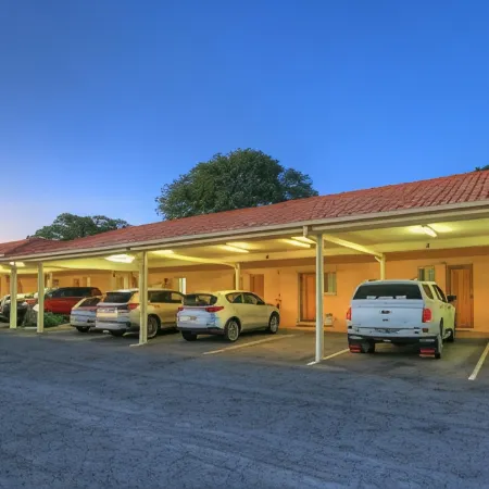 Country Roads Motor Inn