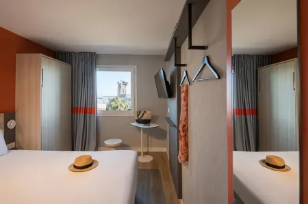 Ibis Budget Nice Aéroport Promenade des Anglais Отели рядом с достопримечательностью «Musée des Arts Asiatiques»