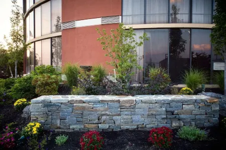 Wyndham Portland Airport Hotel Отели рядом с достопримечательностью «Мэн Молл»