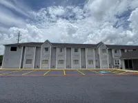 Americas Best Value Inn and Suites Ada - parkir