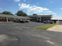 Guest House Motel Chanute - parking