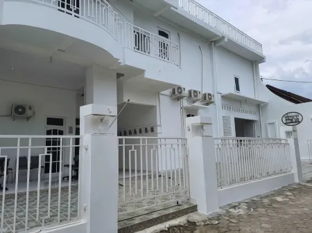 RedDoorz Syariah at Jalan Godean Отели в г. Godean