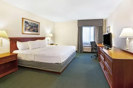 La Quinta Inn by Wyndham Detroit Canton Отели рядом с достопримечательностью «Публичная библиотека Кантон»