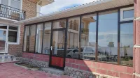 The Lake Townhouse فنادق في Bosteri