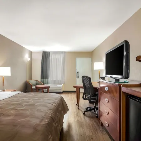 Quality Inn & Suites University Area Отели рядом с достопримечательностью «Торговый центр Tryon»