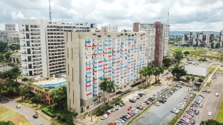 St Paul Plaza Hotel Отели рядом с достопримечательностью «Three Powers Plaza»