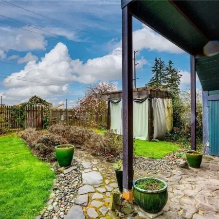 Upstairs at Thevictorian - Lush Walkable and Dog-friendly Retreat - Steps From Downtown Bellingham