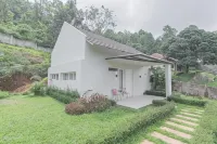 RedDoorz Resort Syariah near D'Castello Ciater Subang Hotel dekat Kp. Babakan Jeruk, Cibuluh, Tanjungsiang, Subang