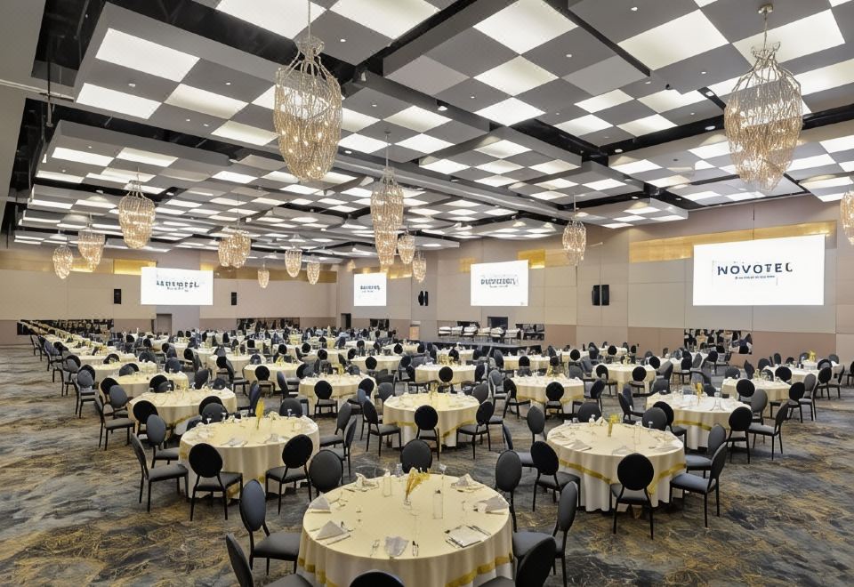 노보텔 아부 다비 알 부스탄의 현대적인 로비 전경