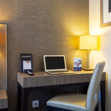 Hotel de la Gare de Troyes Отели рядом с достопримечательностью «Музей Сен-Луп»