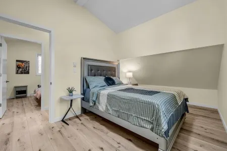 Brand-New Cozy & Spacious 2 Bed/1 Full Bathroom Laneway House Отели рядом с достопримечательностью «Нитоб Мемориал Гарден»