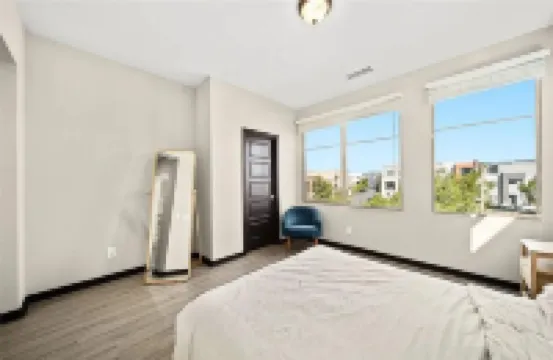 Charming 2-bedroom townhome with AC, WiFi in Great Park Irvine Hotels near Orange County Great Park