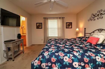 Home away from home entire house Отели в г. Те-Виллиджис