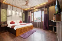 Hotel York (5 Mins Walk to Dal Lake) - parking