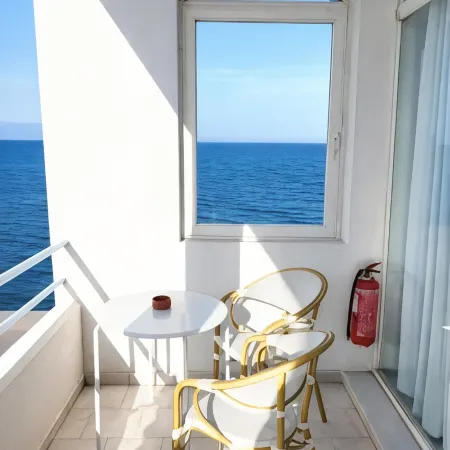 Seafront Studios and Apartments