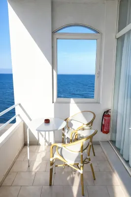 Seafront Studios and Apartments - 3-Star