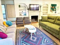 Downtown cottage with hot tub and fenced yard - 4 estrellas