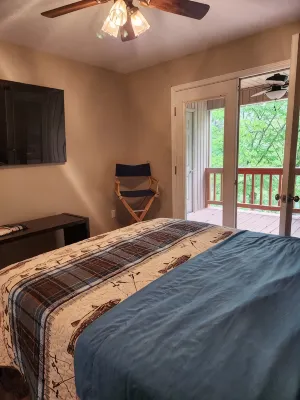 3-bedroom 2.5 bath lake house in wonderful Drasco with AC, WiFi. Enjoy your stay