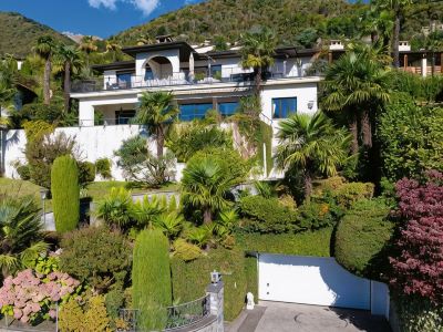 Magnificent villa with indoor pool and prime lake view location
