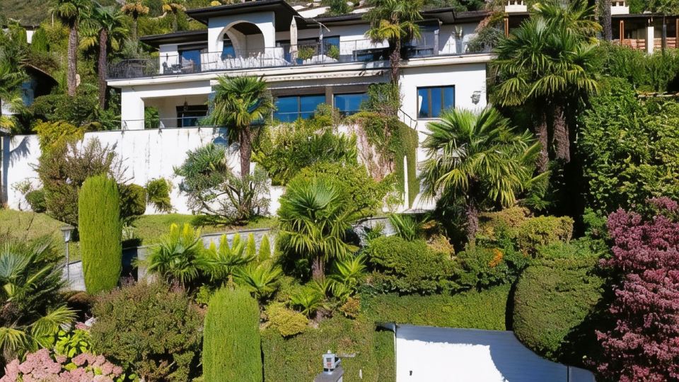 Magnificent villa with indoor pool and prime lake view location