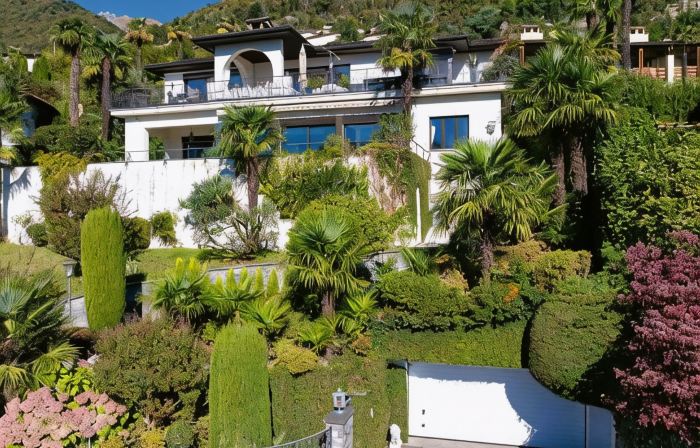 Magnificent villa with indoor pool and prime lake view location