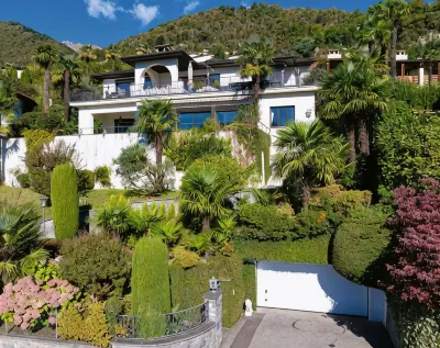 Magnificent villa with indoor pool and prime lake view location Hotels in Minusio