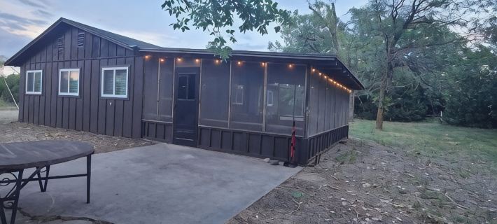 Cozy One-Bedroom Cabin on Peaceful 38 Acres Hotels in Reno County