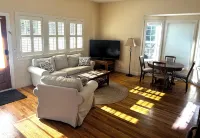 Cottage next to historical home in Lake Oswego - Boutique