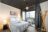 Sunny 3BR Petone Apt – Ocean Views, Walk to Shops - 3 stjerner