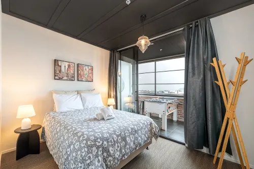 Sunny 3BR Petone Apt – Ocean Views, Walk to Shops
