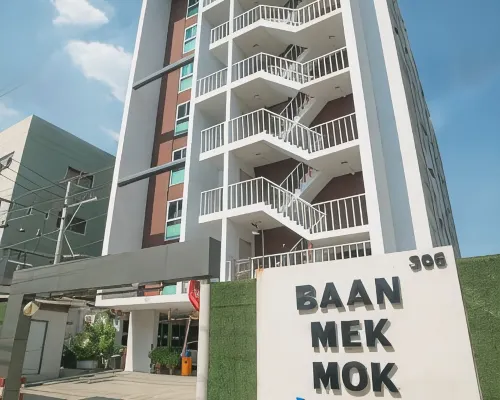 Baan Mek Mok Hotels near Phra Khanong