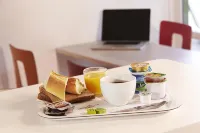 Premiere Classe Marseille Est - la Valentine - فطور