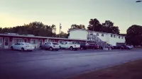 Maple Leaf Inn - Motels