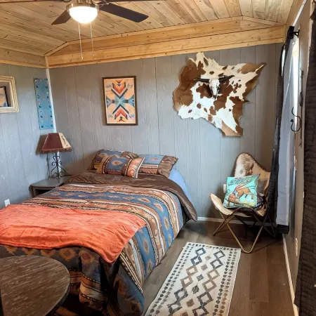 Charming 1-bedroom cottage in tranquil East Glacier Park with WiFi, AC