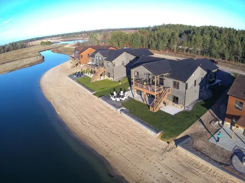 Sunset Shore: Private Beach; Garage Bar; Near WI Dells; King Beds, Massage Chair
