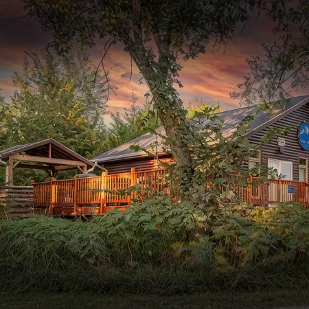 Fireside Cabin w/Hot Tub. 2 Bedrooms w/3 Queen Beds. Spacious